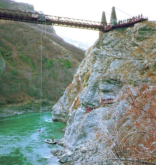 Bungy jumping – the craziest in New Zealand - ảnh 1